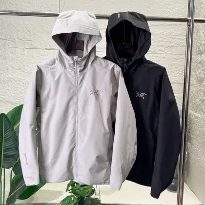 ARC'TERYX / 始祖鸟 Kadin Softshell Jacket男女夹克户外防风软壳solano hoody情侣连帽梭织情侣外套上衣 户外与日常生活相辅相成,实现了两者的巧妙结合.外壳采用 P50WINDSTOPPER2L面料,目前国际公认的高端面料,防风防水透气,最大限度的减少外界环境对衣服表面造成的伤害.出色的窄化压胶设计,增加了透气的面积,使穿着不会有闷热潮湿的感觉. 户外通勤的良好选择 轻薄便捷,针对跑步运动设计,弹性透气面料提供运动,舒展性与透气性,可排出运动中产生的多余热量与汗水.蕞火爆的 BataJack再一次火爆上新啦老客户都知道这款经典的防风夹克有多么的实用和火爆! 可以说是人人都能驾驭的款!不论高矮穿上都好看! 独家品质 给你们重磅一击 颜色 : 黑色 白色 适合臂长 适合胸围 适合腰围 S: 84 97 81 建议115-130斤 M: 86 102 86 建议 130-150斤 L: 89 110 94 建议150-170斤 XL: 91 118 102 建议170-185斤 XXL: 94 128 112 建议 185-200斤